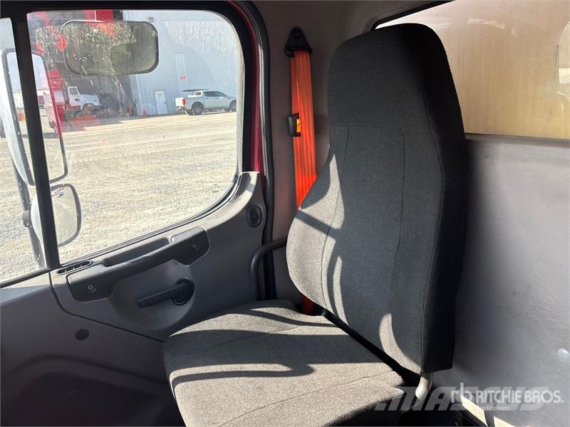 Freightliner M2106 4x2 Van Truck Грузовики-Фургоны
