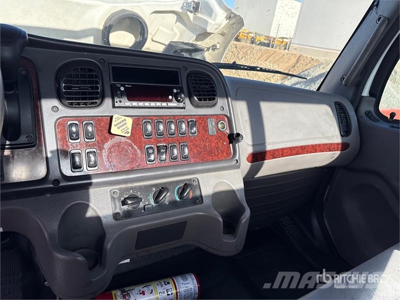Freightliner M2106 4x2 Rollback Truck Евакуатори