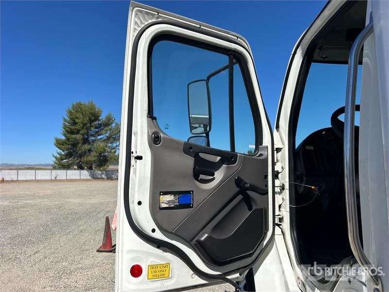 Freightliner M2106 4x2 Van Truck Фургони