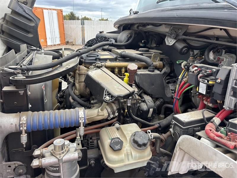 Freightliner M2106 4x2 Van Truck Фургони