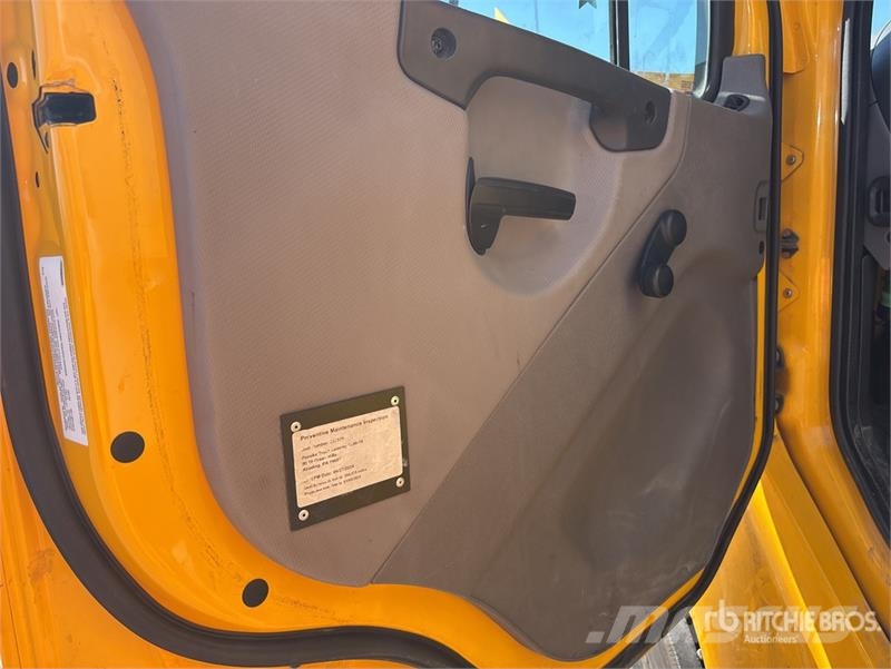 Freightliner M2106 4x2 Van Truck Фургони