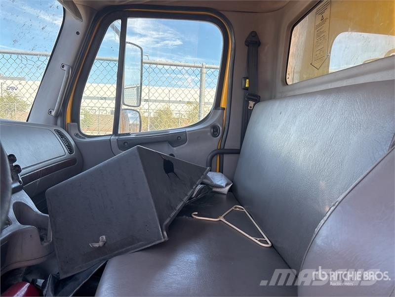Freightliner M2106 4x2 Van Truck Грузовики-Фургоны