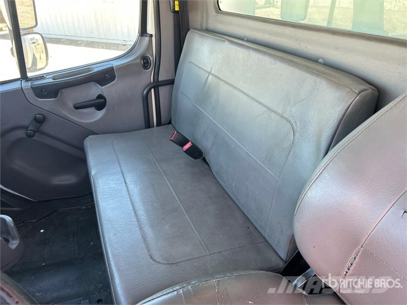 Freightliner M2106 4x2 Van Truck Фургони