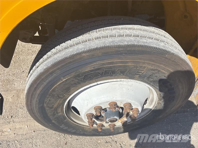 Freightliner M2106 4x2 Van Truck Фургони