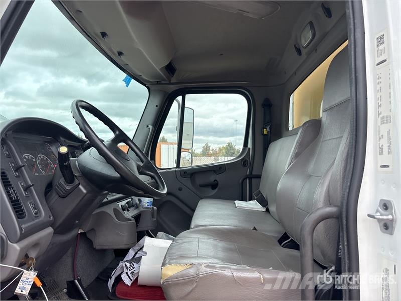Freightliner M2106 4x2 Van Truck Фургони