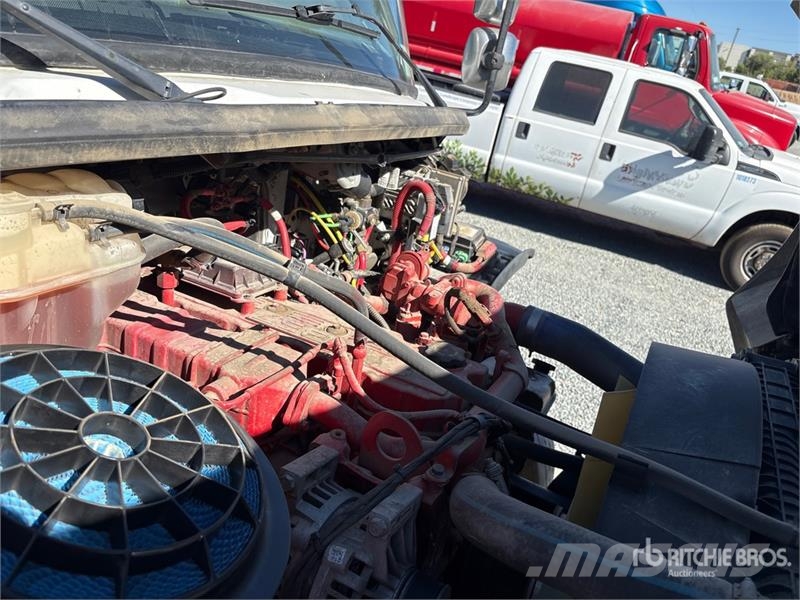Freightliner M2106 6x2 Rollback Truck Евакуатори