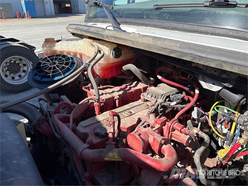 Freightliner M2106 6x2 Rollback Truck Евакуатори