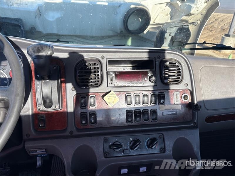 Freightliner M2106 6x2 Rollback Truck Евакуатори
