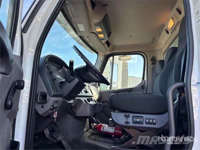 Freightliner M2106 6x4 Van Truck Kofferaufbau