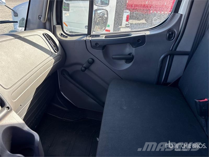 Freightliner M2106 6x4 Van Truck Kofferaufbau