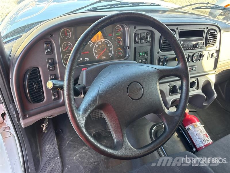 Freightliner M2106 6x4 Van Truck Kofferaufbau