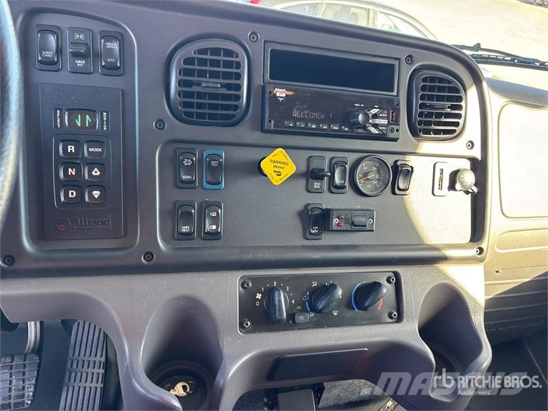 Freightliner M2106 6x4 Van Truck Kofferaufbau
