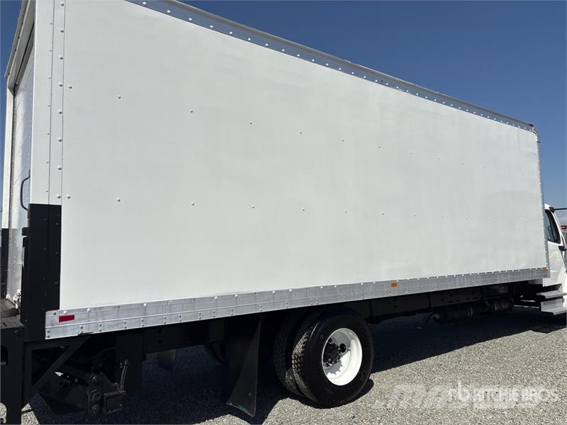 Freightliner M2106 Van Truck Фургони