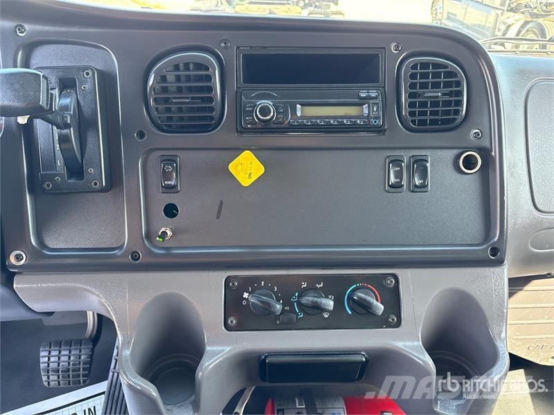 Freightliner M2106 Van Truck Фургони