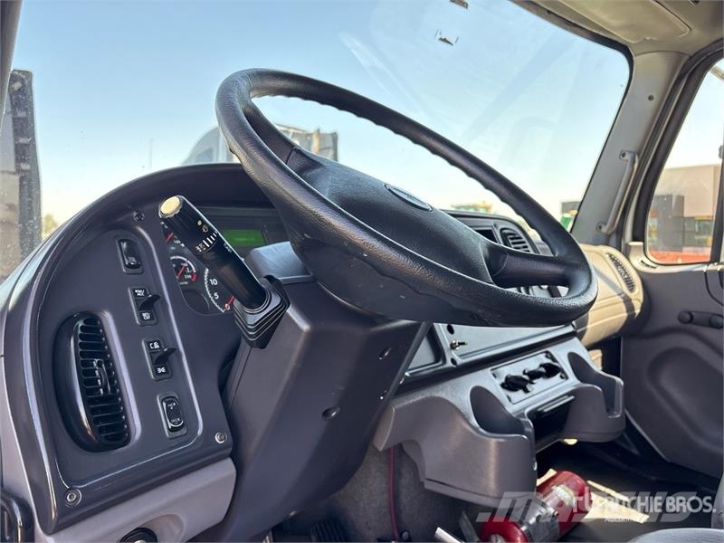 Freightliner M2106 Van Truck Фургони