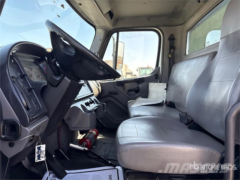 Freightliner M2106 Van Truck Фургони