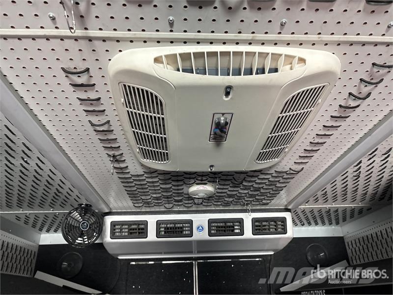 Freightliner MT45 هيكل صندوقي