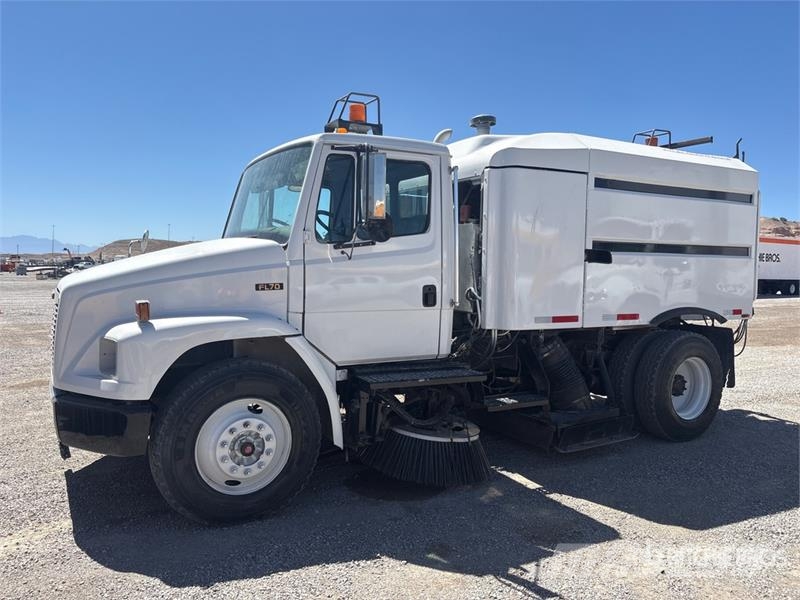Freightliner Series J on Freightliner FL70 Sweeper Truck Pometalni stroji