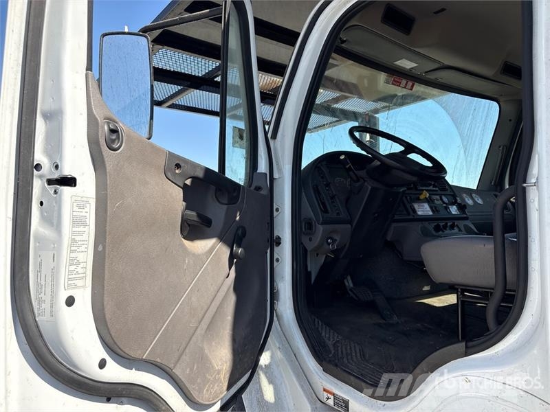 Freightliner Terex XTPRO60/70 70 ft on Freightliner M2 Forestr Teherautóra szerelt emelők és állványok