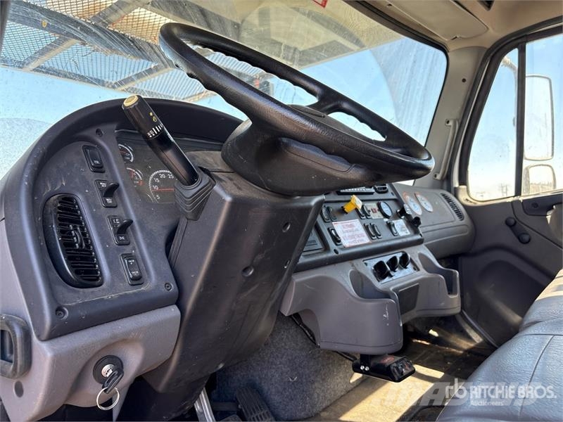Freightliner Terex XTPRO60/70 70 ft on Freightliner M2 Forestr Teherautóra szerelt emelők és állványok