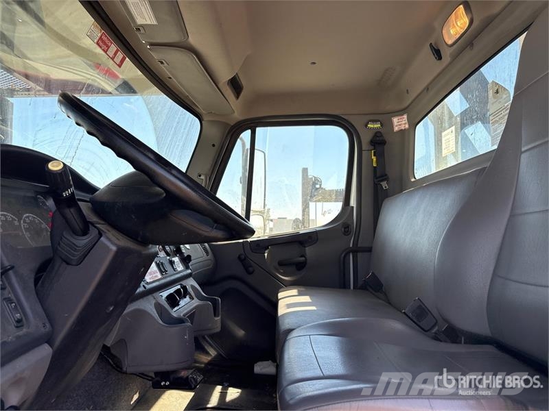 Freightliner Terex XTPRO60/70 70 ft on Freightliner M2 Forestr Teherautóra szerelt emelők és állványok