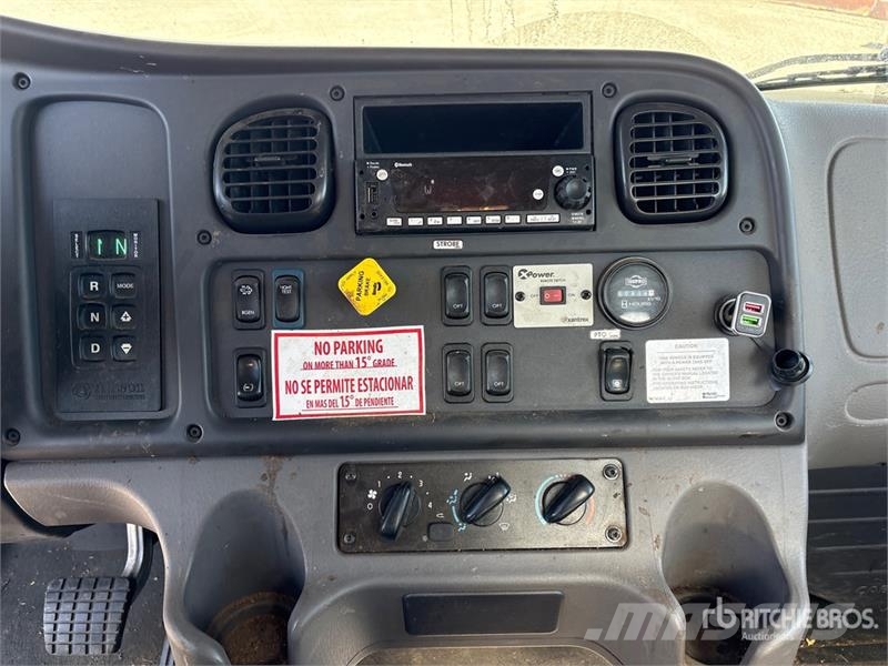 Freightliner Terex XTPRO60/70 70 ft on Freightliner M2 Forestr Teherautóra szerelt emelők és állványok