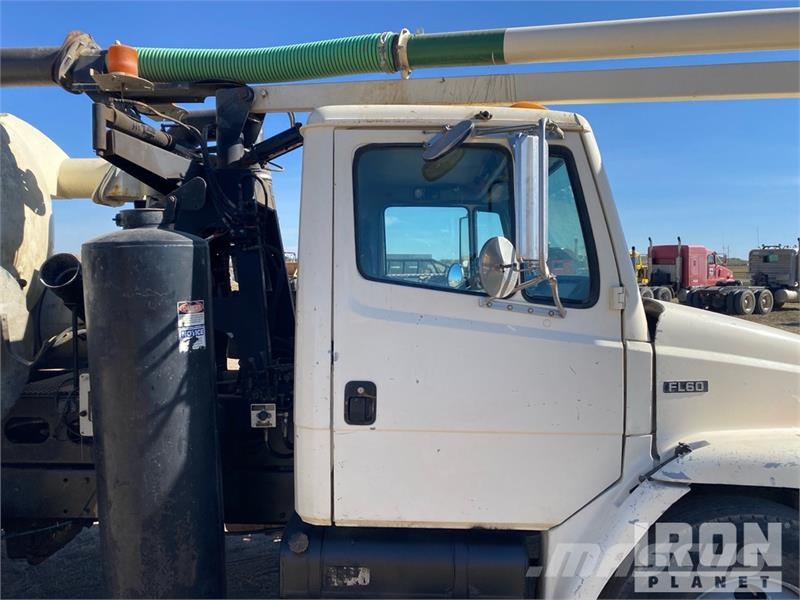 Freightliner Vactor 2100 on Freightliner FL60 4x2 Vacuum Tanke Kombinuotos paskirties / vakuuminiai sunkvežimiai