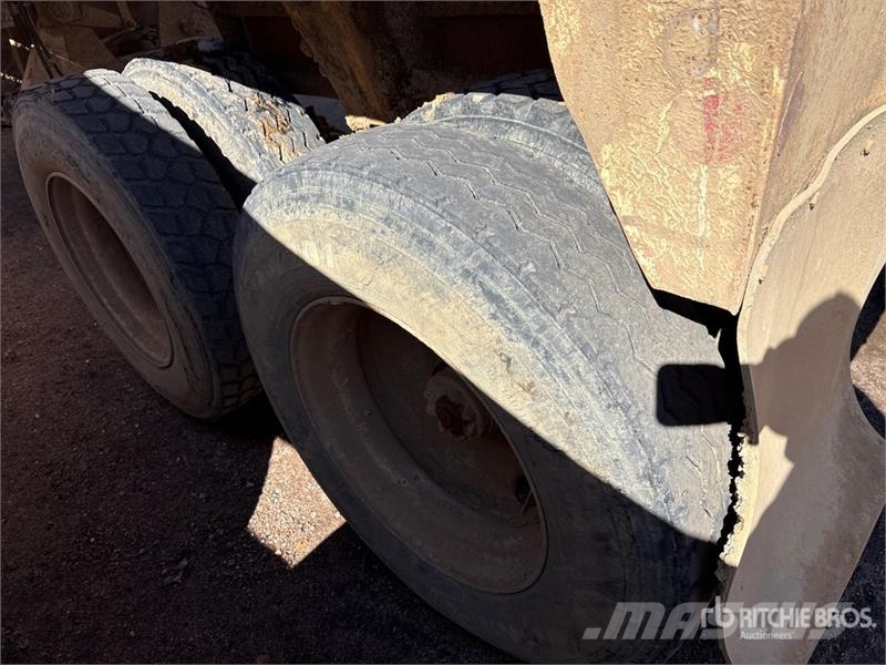 Fruehauf 44 ft T/A Belly Dump Trailer Rimorchi ribaltabili