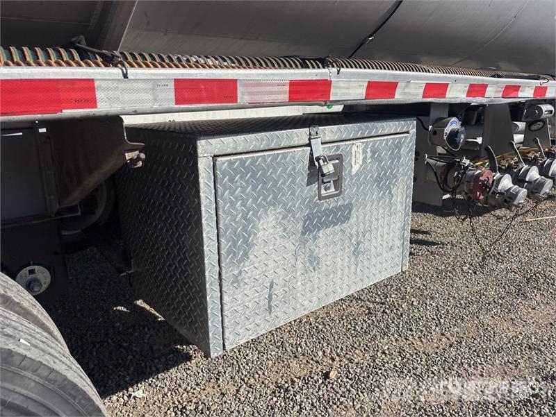 Fruehauf 9400 gal T/A Tanker Trailer Причепи-цистерни
