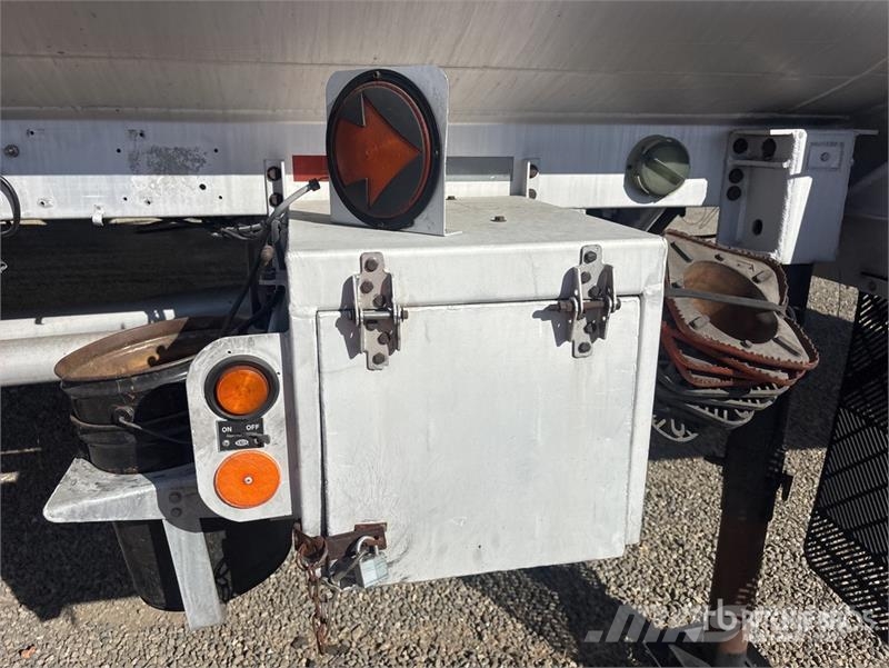 Fruehauf 9400 gal T/A Tanker Trailer Причепи-цистерни