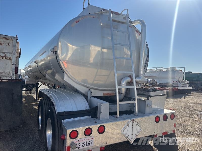 Fruehauf 9400 gal T/A Tanker Trailer Причепи-цистерни
