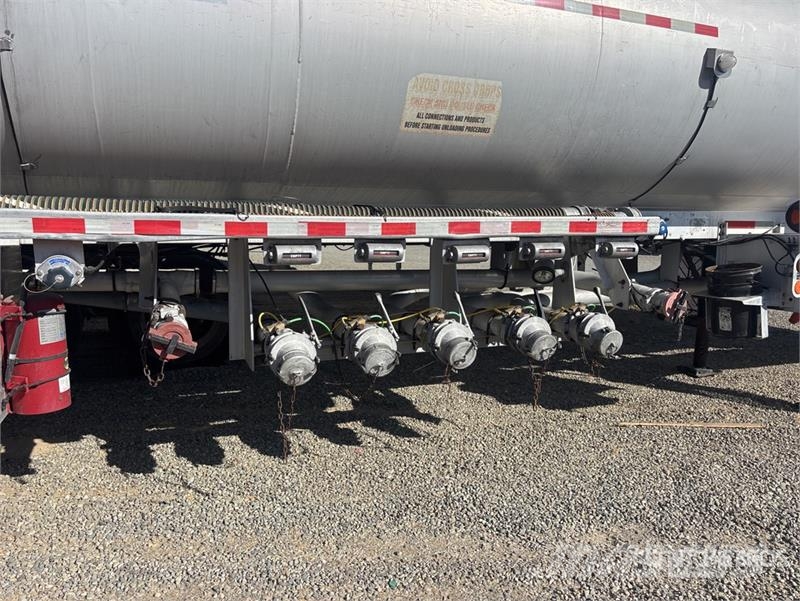 Fruehauf 9400 gal T/A Tanker Trailer Причепи-цистерни