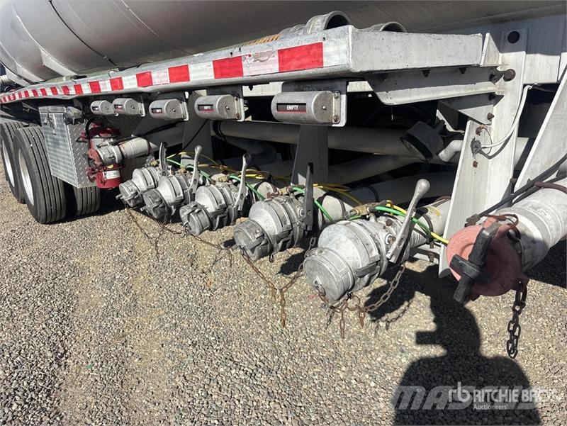 Fruehauf 9400 gal T/A Tanker Trailer Причепи-цистерни