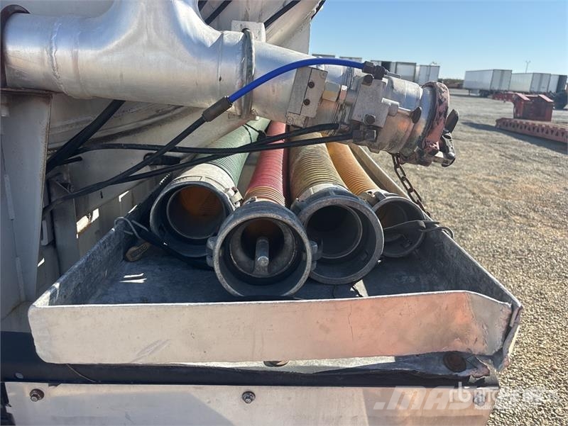 Fruehauf 9400 gal T/A Tanker Trailer Причепи-цистерни