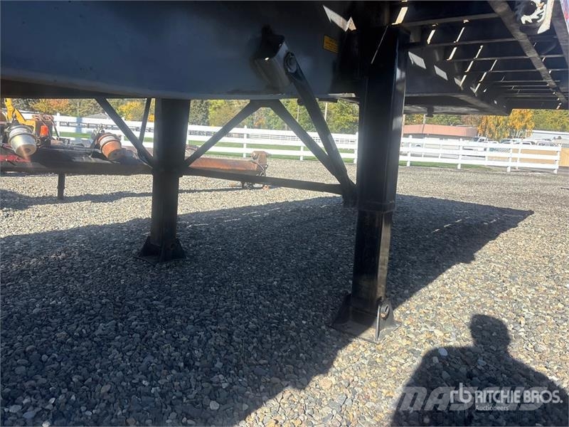 Fruehauf PBATS2W 48 ft Tri/A Flatbed Trailer Бордови