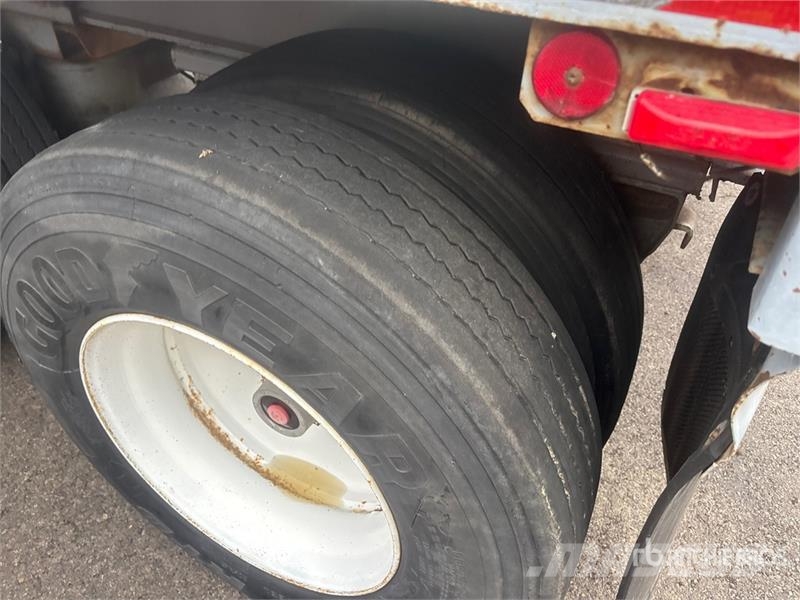 Fruehauf PBATS2W 48 ft Tri/A Flatbed Trailer Бордови