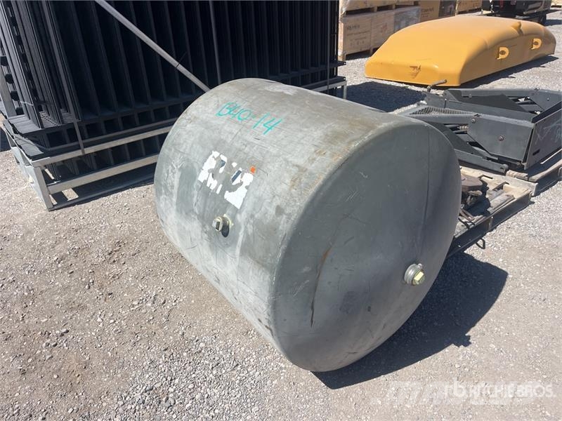  Fuel Tank Üzemanyag- és adaléktartályok