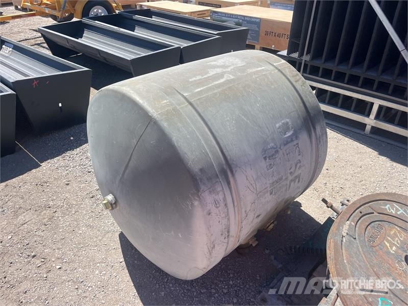  Fuel Tank Üzemanyag- és adaléktartályok