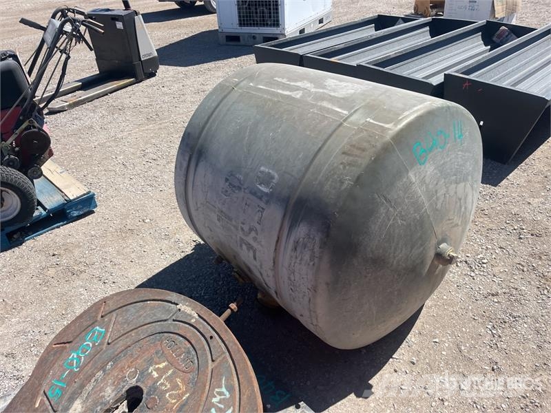  Fuel Tank Üzemanyag- és adaléktartályok