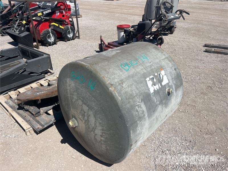  Fuel Tank Üzemanyag- és adaléktartályok