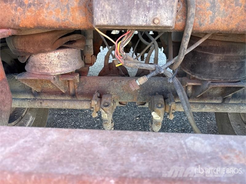 Galbreath T/A Roll-Off Trailer مقطورات لوادر
