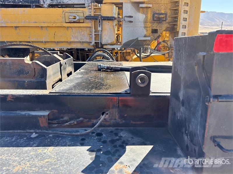 Galbreath T/A Roll-Off Trailer مقطورات لوادر