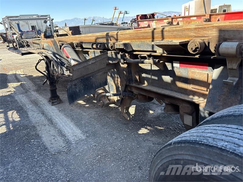 Galbreath T/A Roll-Off Trailer مقطورات لوادر