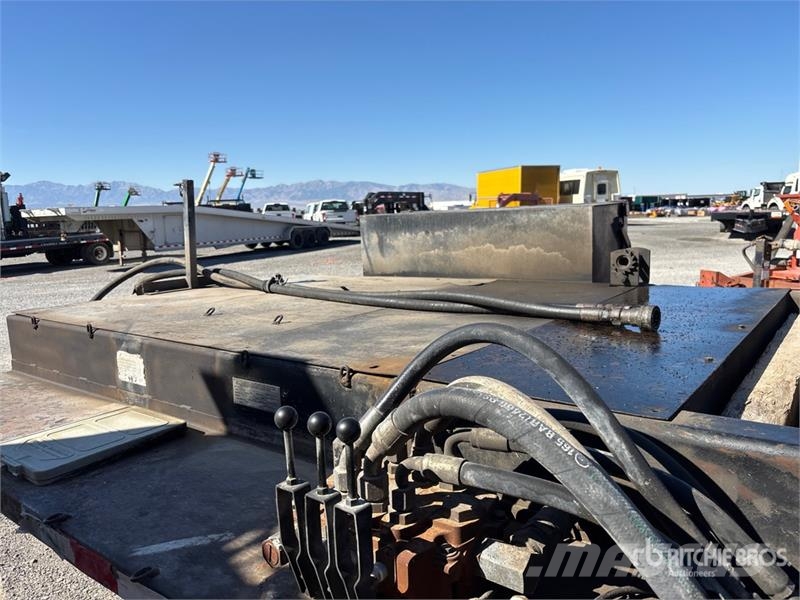 Galbreath T/A Roll-Off Trailer مقطورات لوادر