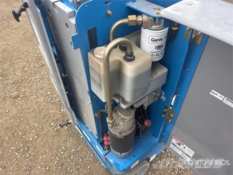 Genie GR20 Vertical Mast Lift Used Personnel lifts and access elevators