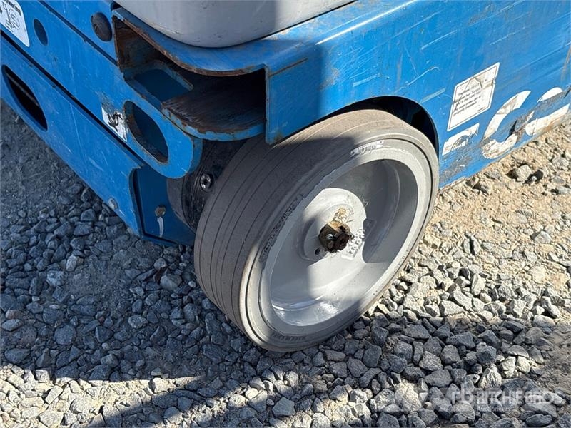 Genie GR20 Vertical Mast Lift Used Personnel lifts and access elevators