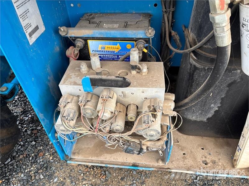 Genie GS-2668 4x4 Dual Fuel Scissor Lift Ollós emelők
