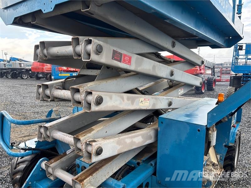 Genie GS-2668 4x4 Dual Fuel Scissor Lift Ollós emelők