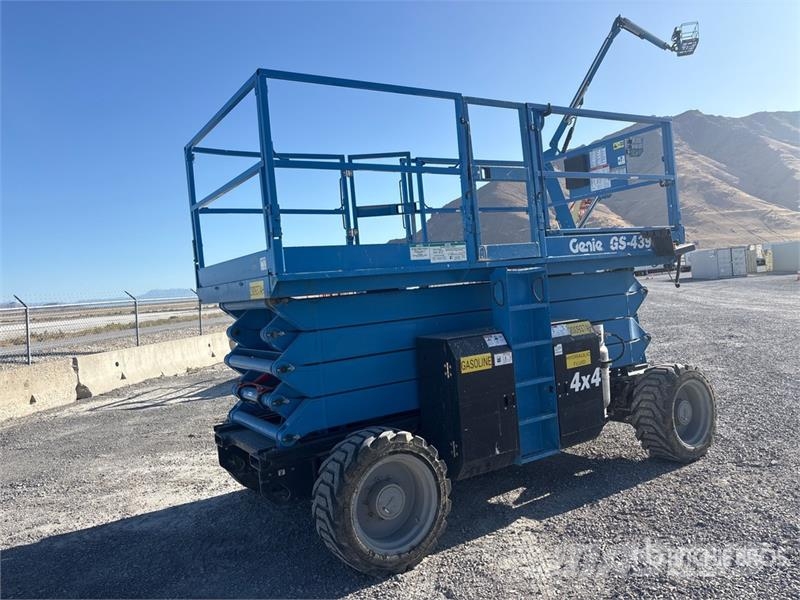 Genie GS-4390 RT 4x4 Dual Fuel Scissor Lift シザースリフト