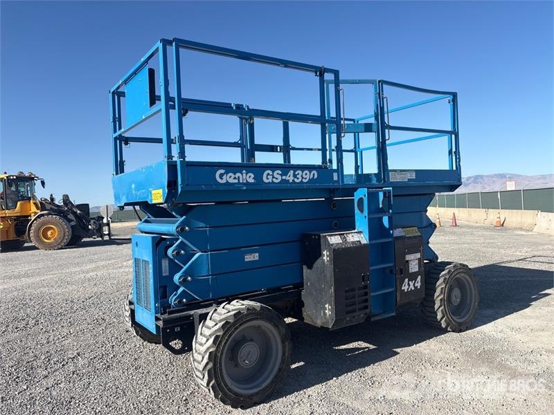 Genie GS-4390 RT 4x4 Dual Fuel Scissor Lift シザースリフト